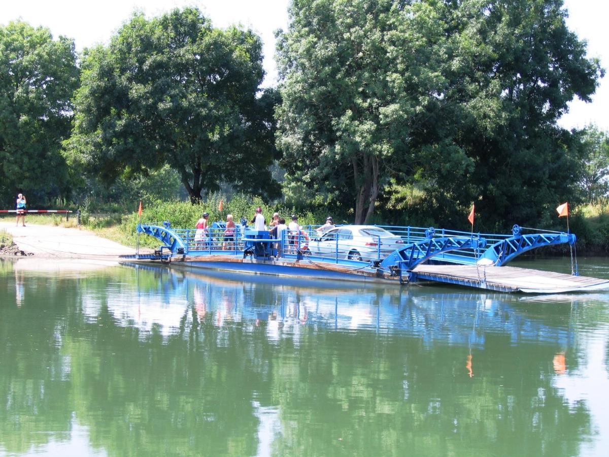 Camping Belle Riviere Chaniers Exterior photo
