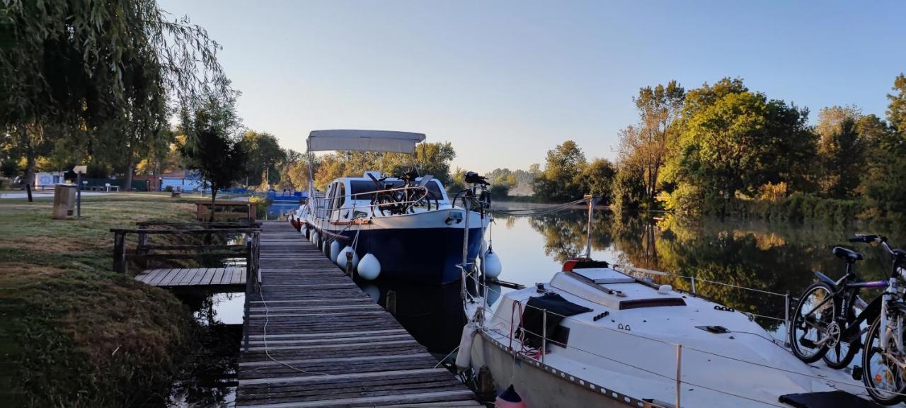 Camping Belle Riviere Chaniers Exterior photo